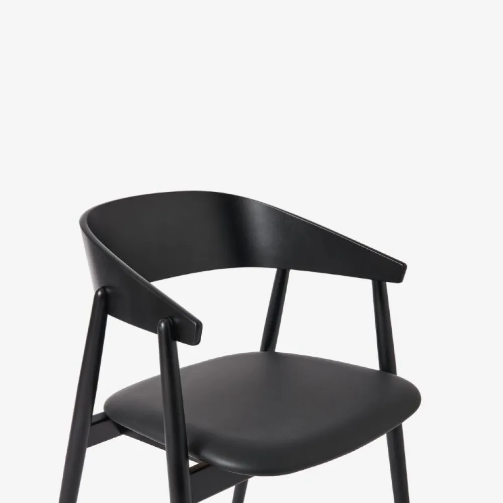 Andersen Furniture Stue|Stole>AC2 Stol Sort Mat Lakeret Bøg Sort PU Læder