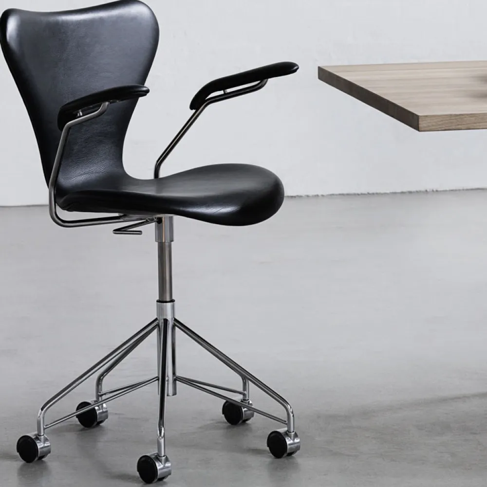 Fritz Hansen Kontor|Stole>Serie 7 Drejearmstol Fuldpolstret Læder