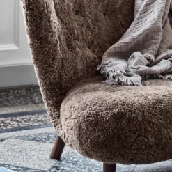 &Tradition Stue|Sofaer>Lille Petra VB2 Sofa Sahara Sheepskin Walnut Legs